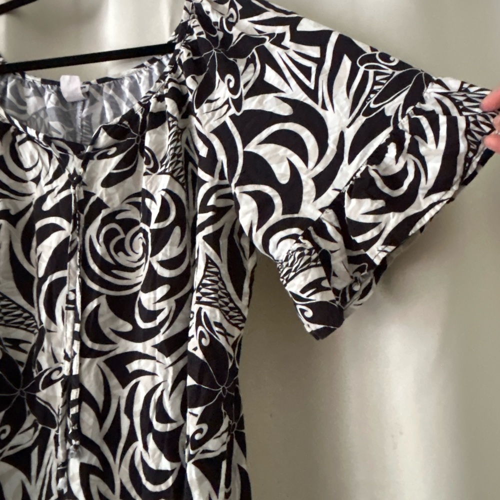Black and White Hawaiian Blouse: size 1XL